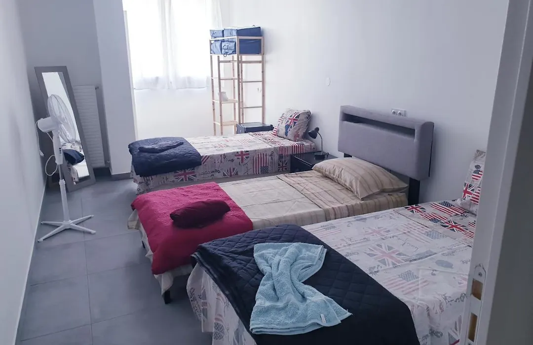 Private room near airport 5 min train 3 min&tram on site, beach 7 min, 2 showers&2 toilets , Chambres privatives proche aéroport 5 min train 3 min et tramway sur place, plage 7 min, 2 douches et 2 wc-1