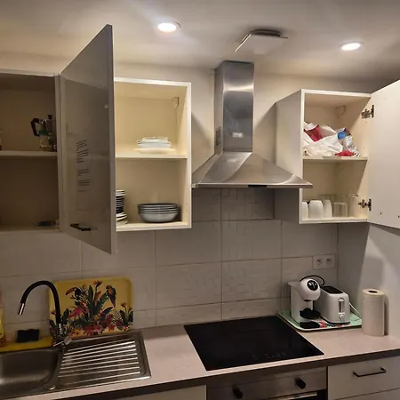 Private room near airport 5 min train 3 min&tram on site, beach 7 min, 2 showers&2 toilets , Chambres privatives proche aéroport 5 min train 3 min et tramway sur place, plage 7 min, 2 douches et 2 wc-3